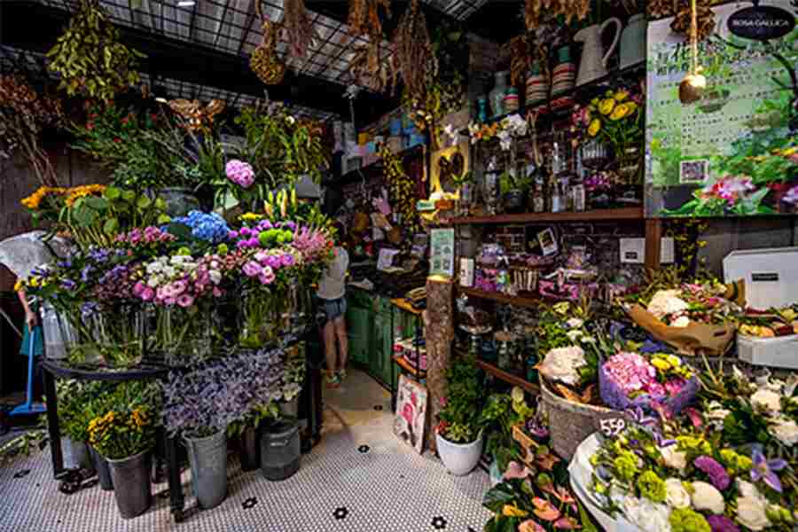 Why it is recommended to use non woven flower wrapping? 10 flower shop